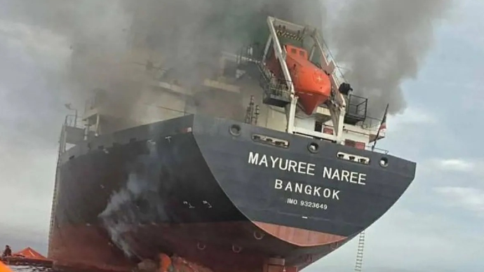 Kebakaran terjadi di sebuah kapal kargo Thailand setelah dihantam di Selat Hormuz, Rabu (11/3/2026). ANTARA/Xinhua/HO-Angkatan Laut Kerajaan Thailand/aa.