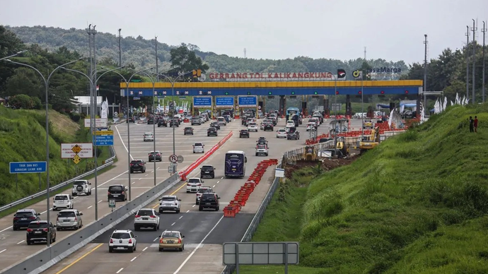 Sejumlah kendaraan pemudik melaju saat penerapan skema satu arah di Jalan Tol Trans Jawa ruas Semarang-Batang KM 414, Semarang, Semarang, Jawa Tengah, Selasa (24/3/2026). PT Jasamarga Transjawa Tol bersama Korlantas Polri memberlakukan skema satu arah (one way) nasional arus balik dari KM 414 GT Kalikangkung Semarang-Batang hingga KM 70 GT Cikampek Utama Jakarta-Cikampek pada Selasa (24/3) sampai Minggu (29/3) yang akan berlaku selama 24 jam secara situasional sebagai upaya memperlancar arus balik Lebaran 1447 Hijriah. ANTARA FOTO/Makna Zaezar/nym