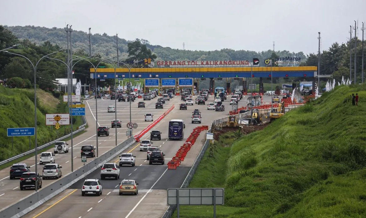Sejumlah kendaraan pemudik melaju saat penerapan skema satu arah di Jalan Tol Trans Jawa ruas Semarang-Batang KM 414, Semarang. <b>(Antara)</b>