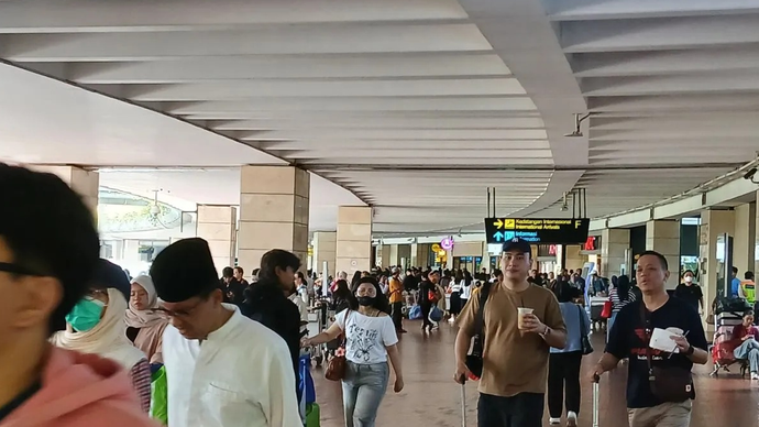 Sejumlah penumpang penerbangan berjalan di area Tetminal 2 kedatangan di Bandara Soetta, Tangerang, Banten pada periode arus balik Lebaran 2026 (ANTARA/Azmi Samsul M)