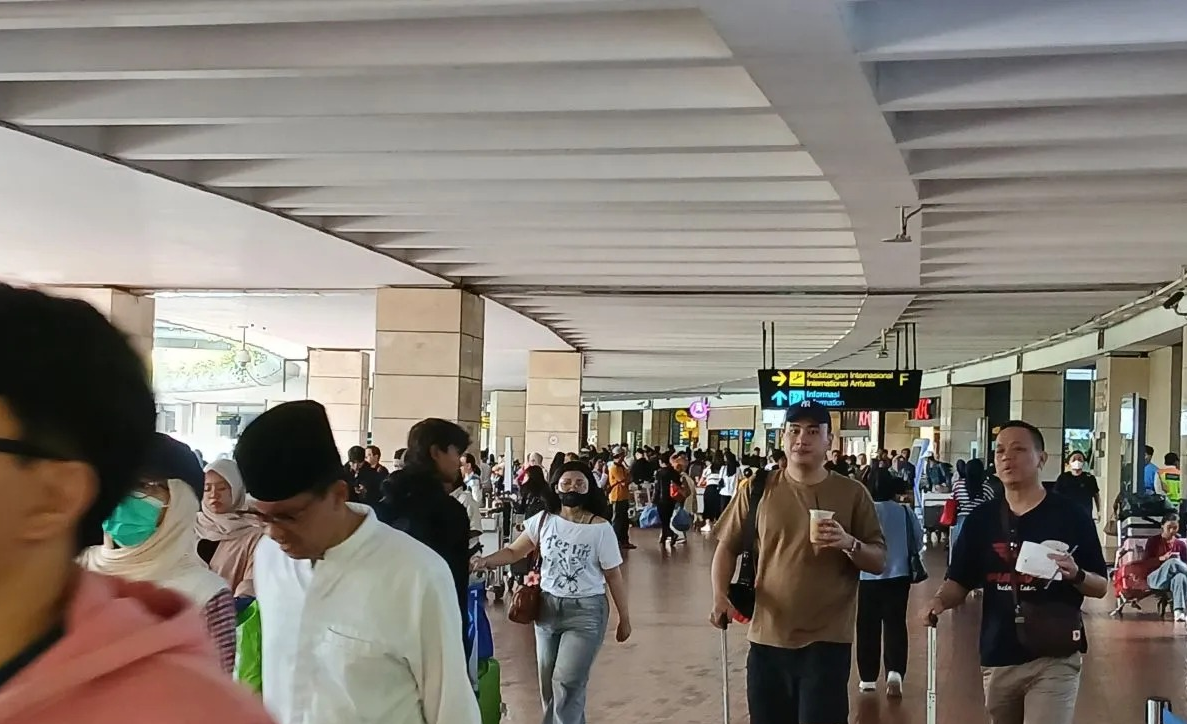 Sejumlah penumpang penerbangan berjalan di area Tetminal 2 kedatangan di Bandara Soetta, Tangerang, Banten pada periode arus balik Lebaran 2026 (ANTARA/Azmi Samsul M) <b>(Antara)</b>