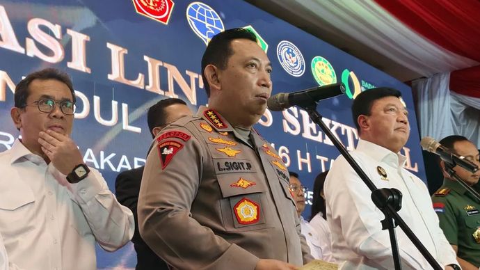 Kapolri Jenderal Pol. Listyo Sigit Prabowo berbicara dalam acara rapat pengamanan mudik lebaran di Gedung STIK-PTIK, Jakarta Selatan, Senin (10/3/2025).