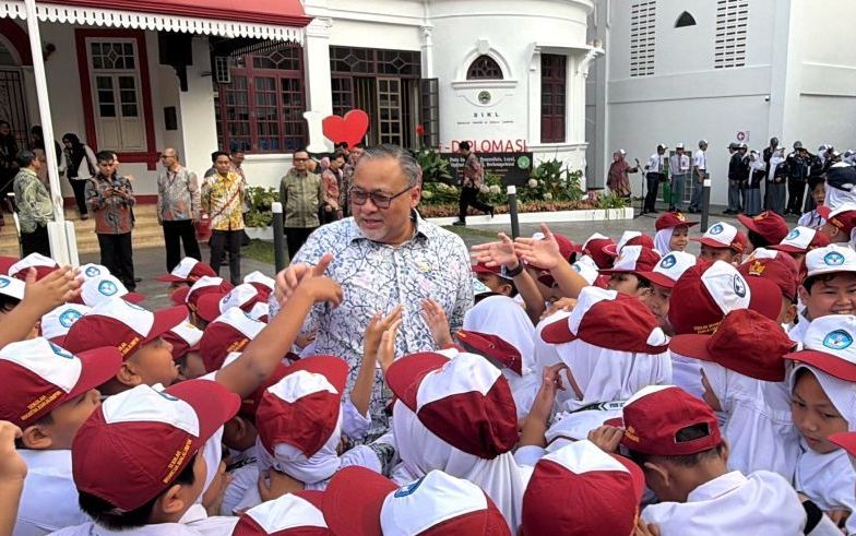 Duta Besar Republik Indonesia untuk Malaysia Raden Dato' Mohammad Iman Hascarya Kusumo (tengah), menyapa siswa-siswi Sekolah Indonesia Kuala Lumpur, di Kuala Lumpur, Malaysia, Selasa (1/9/2026).  <b>(ANTARA/Rangga Pandu Asmara Jingga)</b>