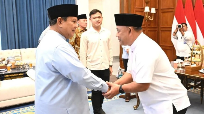 Kepala BGN Dadan Hindayana (depan, kanan) menjabat tangan Presiden Prabowo Subianto pada gelar griya (open house) di Istana Merdeka dalam rangka menyambut Idul Fitri di Jakarta, Sabtu (21/3/2026). ANTARA/HO-BGN.