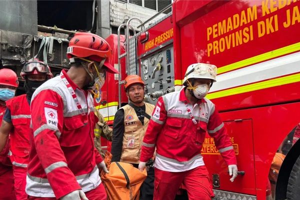 Damkar Masih Lakukan Penyisiran Pasca Kebakaran Ruko di Kemayoran