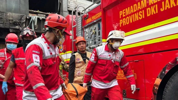 Damkar Masih Lakukan Penyisiran Pasca Kebakaran Ruko di Kemayoran