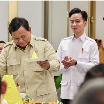 Syukuran, Prabowo Potong Tumpeng di Kantor Baru Danantara