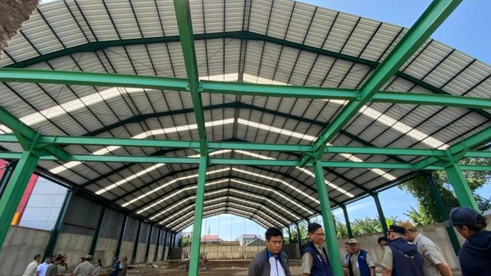 Suku Dinas Cipta Karya, Tata Ruang, dan Pertanahan (Citata) Jakarta Selatan melakukan penyegelan lapangan padel tak berizin di Jalan Moh Kahfi 1 RT 04/RW 04, Cipedak, Jagakarsa, Jakarta, Senin (16/3/2026). ANTARA/Luthfia Miranda Putri.