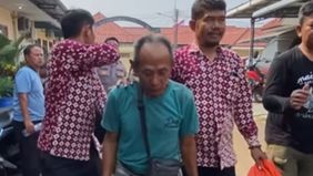 Kasus memilukan kembali terjadi di Kabupaten Indramayu, Jawa Barat. Seorang ayah berinisial S (62) digelandang oleh aparat pemerintah desa untuk diserahkan ke Polres Indramayu pada Kamis, 14 November 2024.