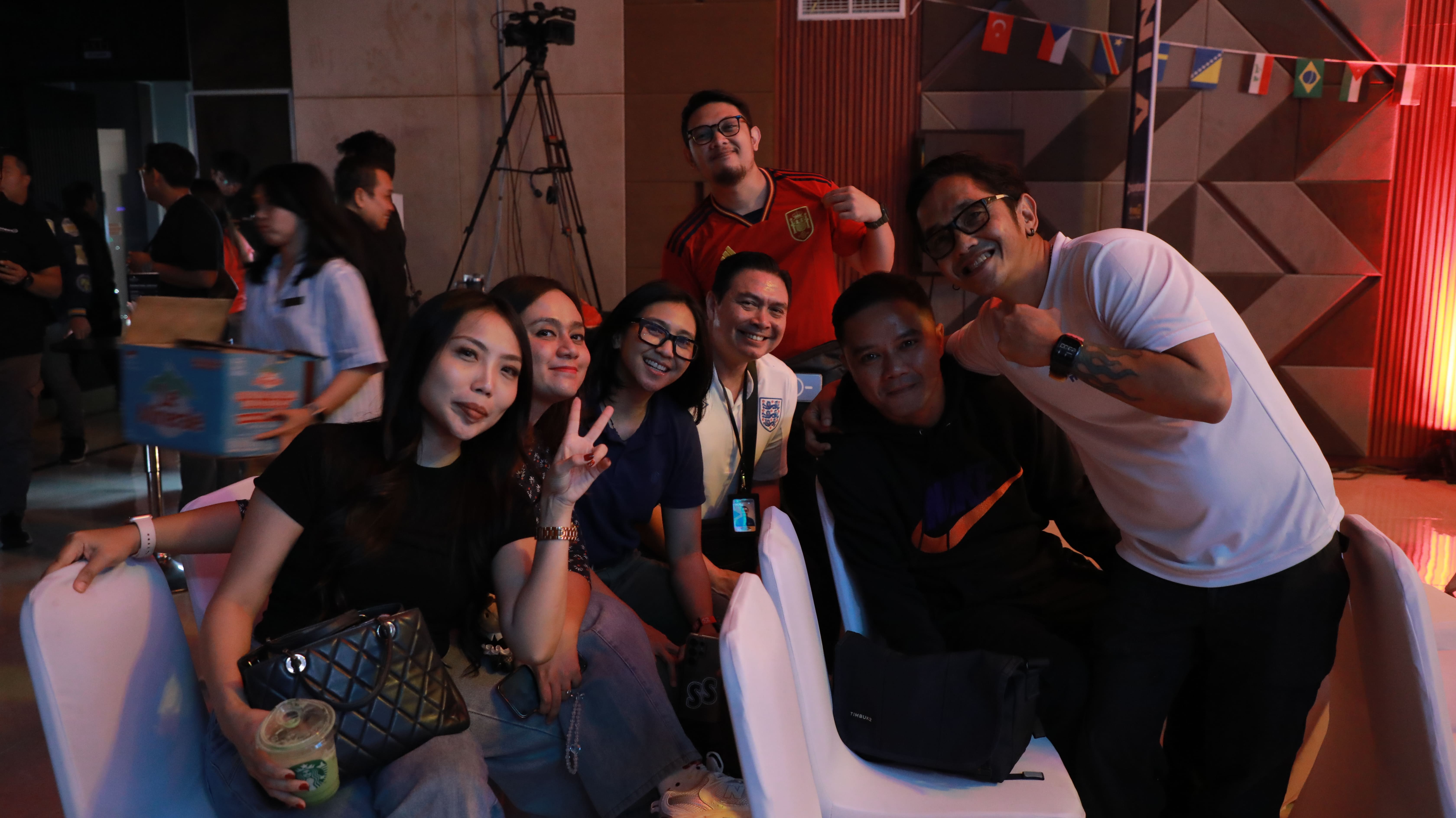 MOMEN NOBAR PANGGUNG BOLA DUNIA