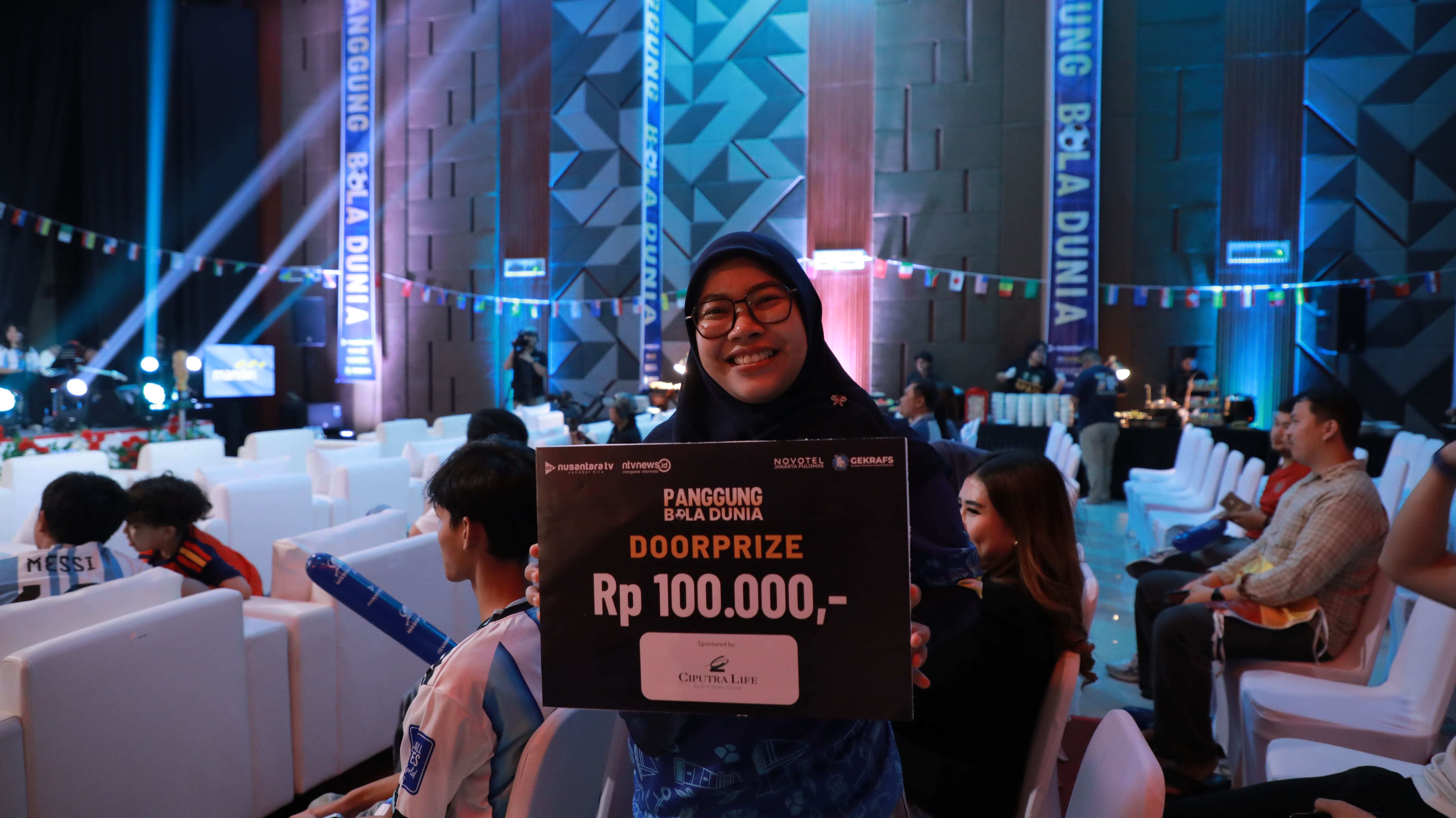 MOMEN NOBAR PANGGUNG BOLA DUNIA