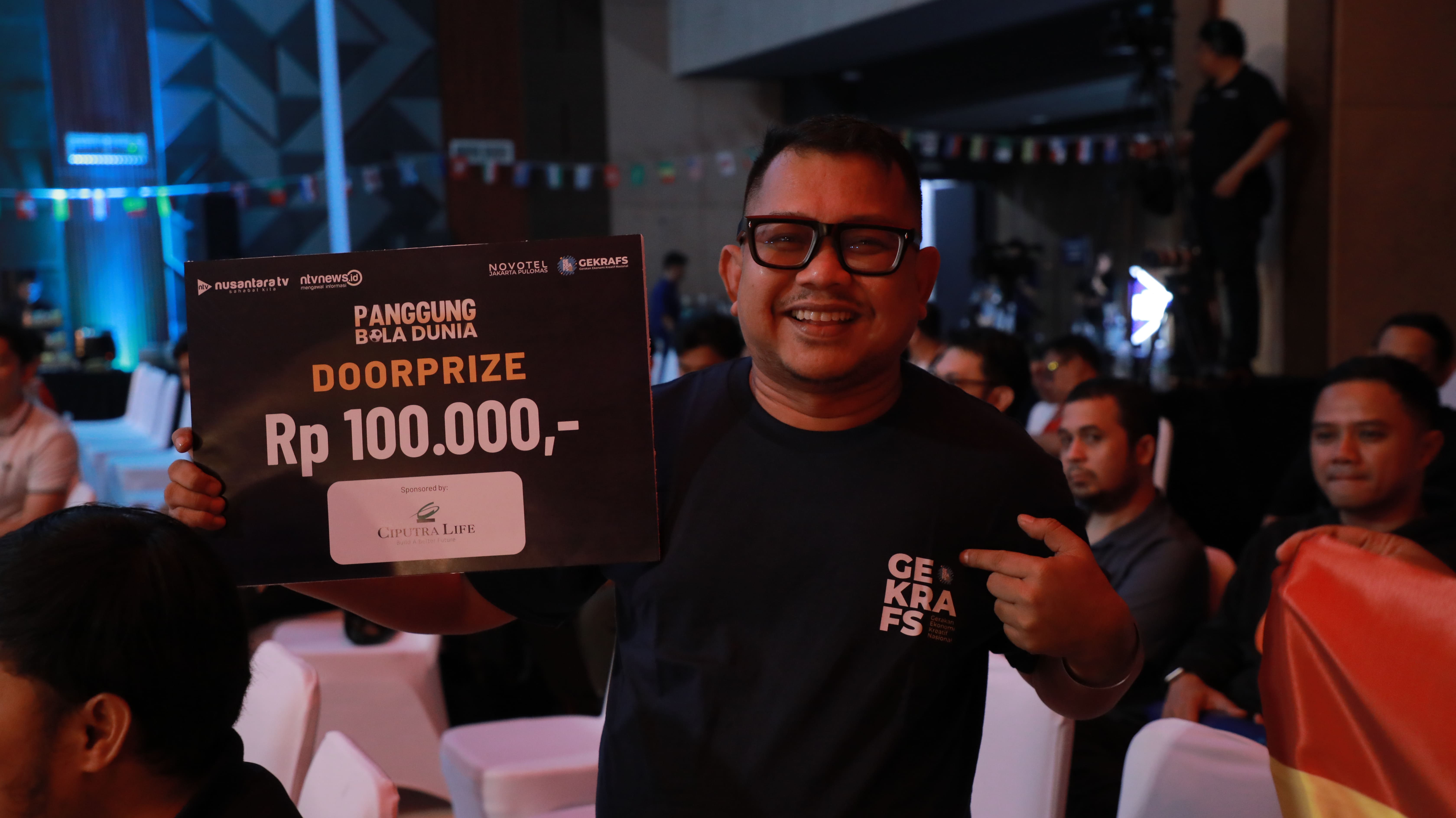 MOMEN NOBAR PANGGUNG BOLA DUNIA