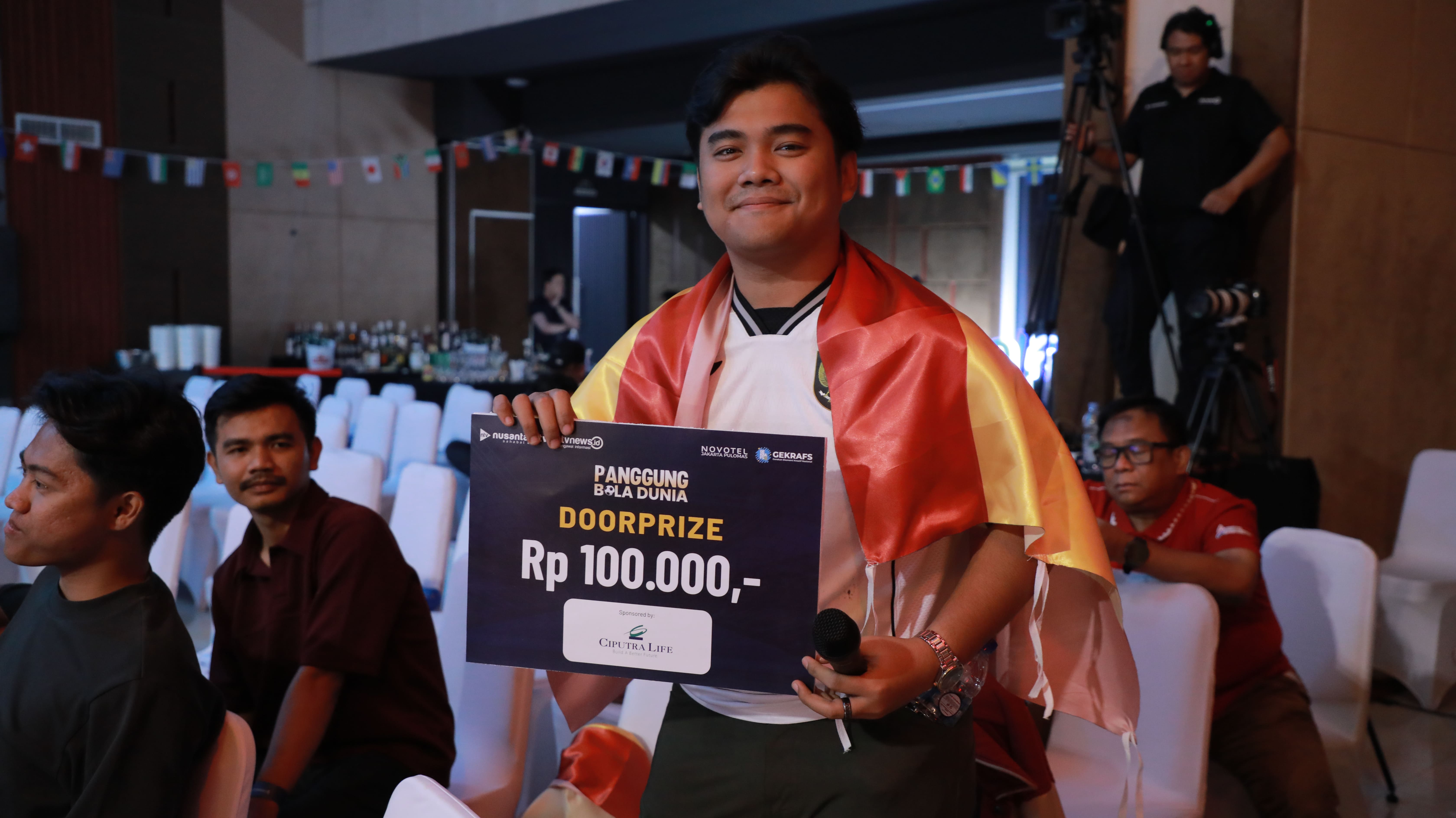 MOMEN NOBAR PANGGUNG BOLA DUNIA