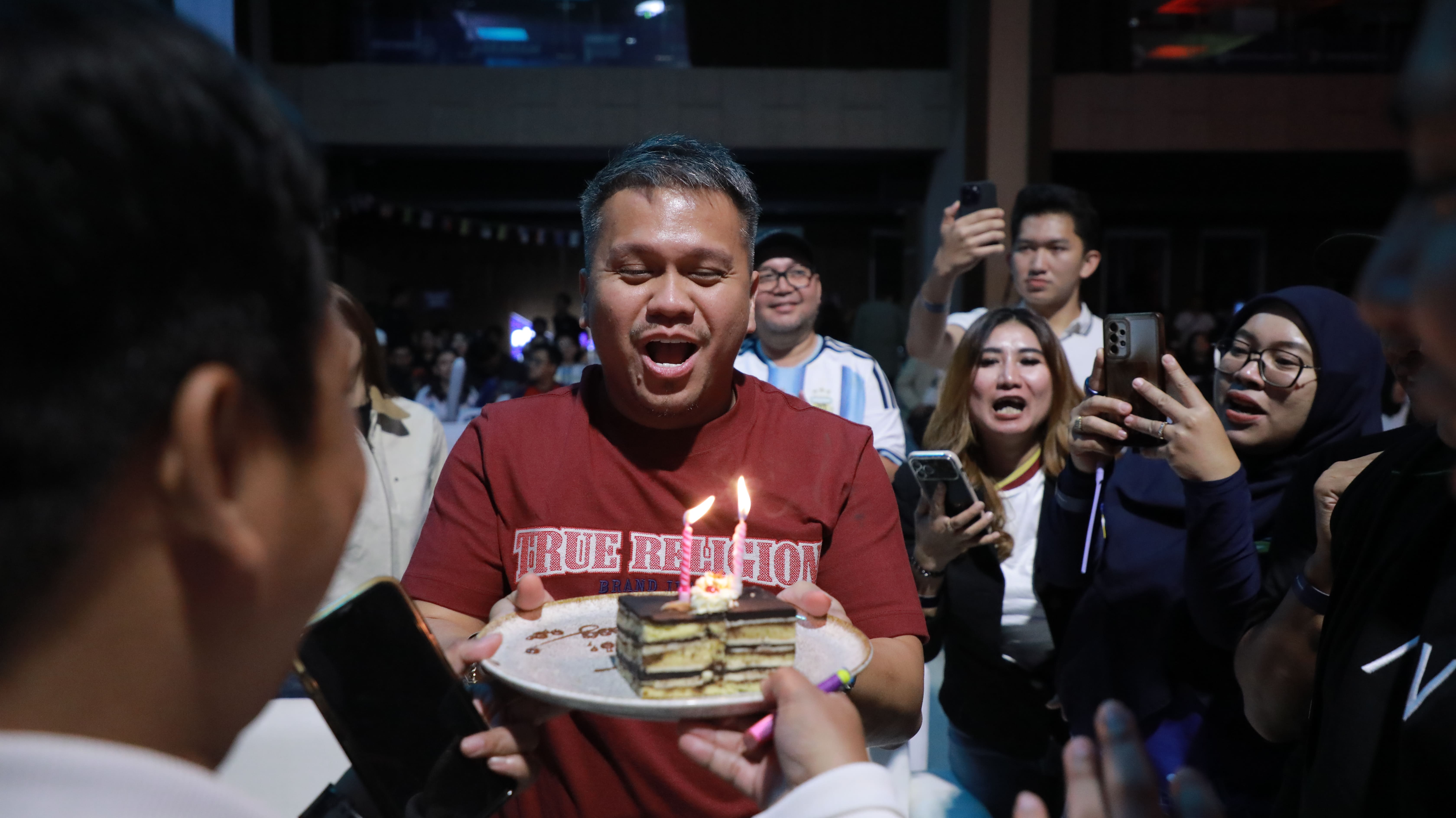 MOMEN NOBAR PANGGUNG BOLA DUNIA