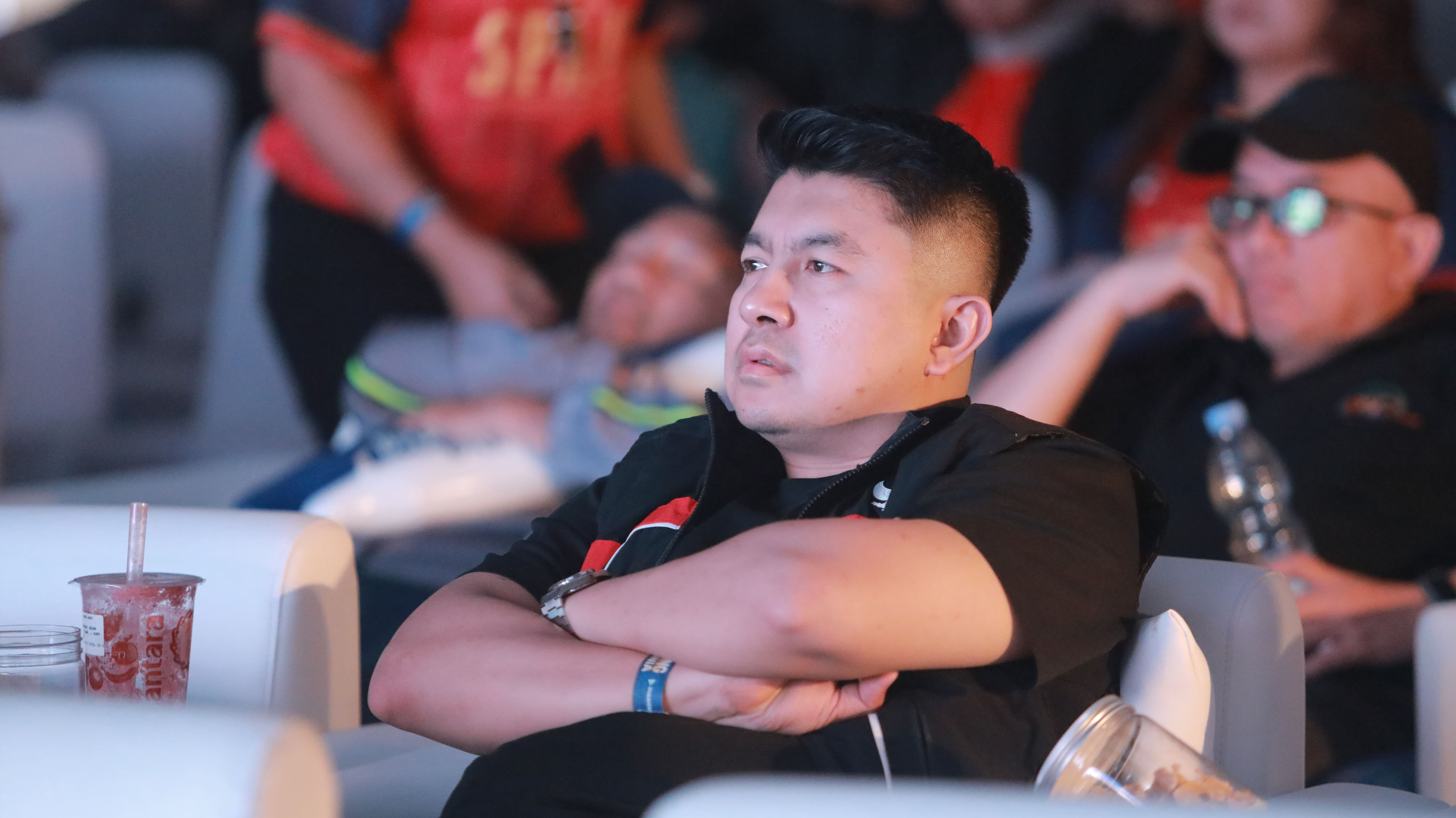MOMEN NOBAR PANGGUNG BOLA DUNIA