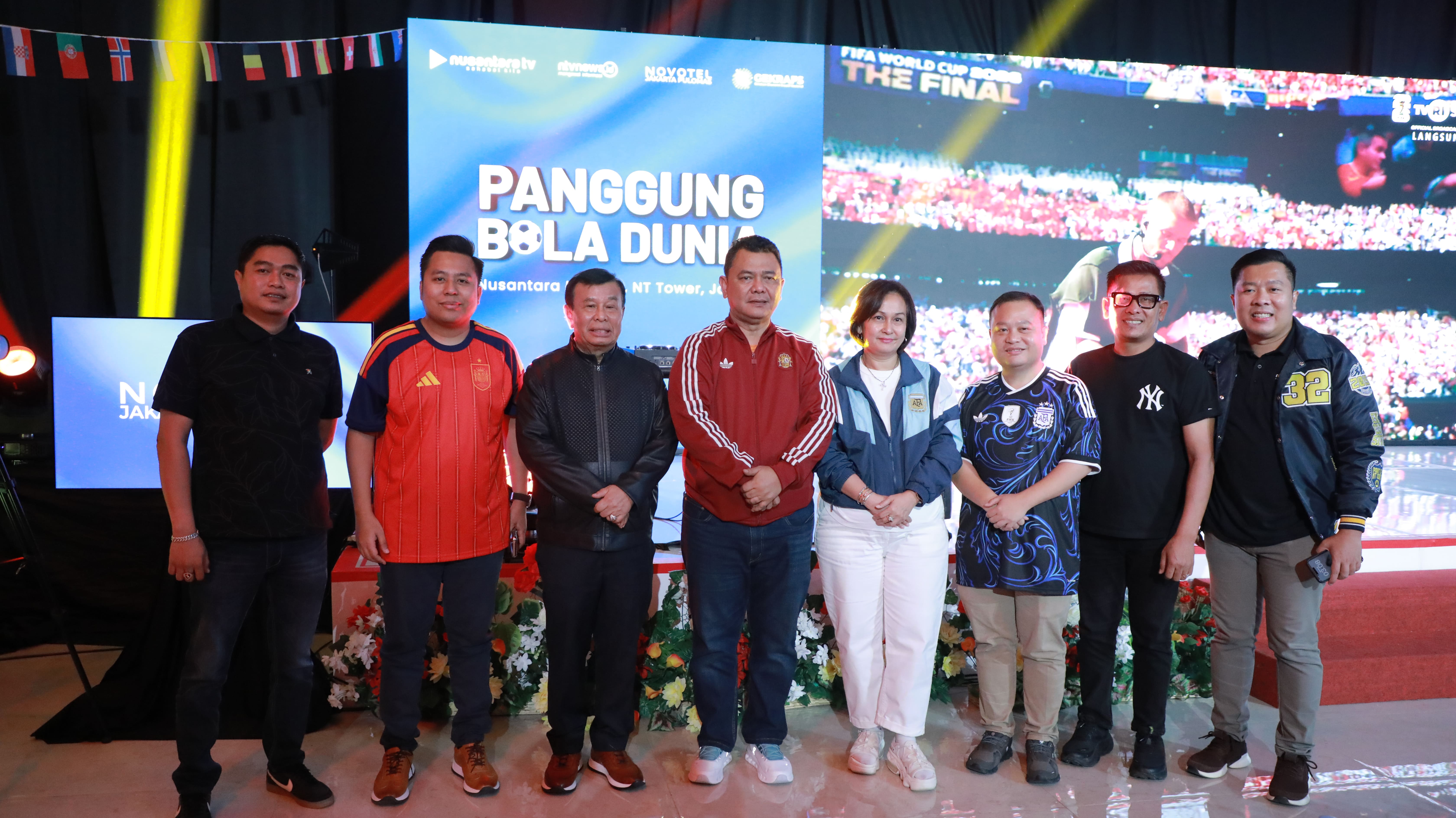 MOMEN NOBAR PANGGUNG BOLA DUNIA