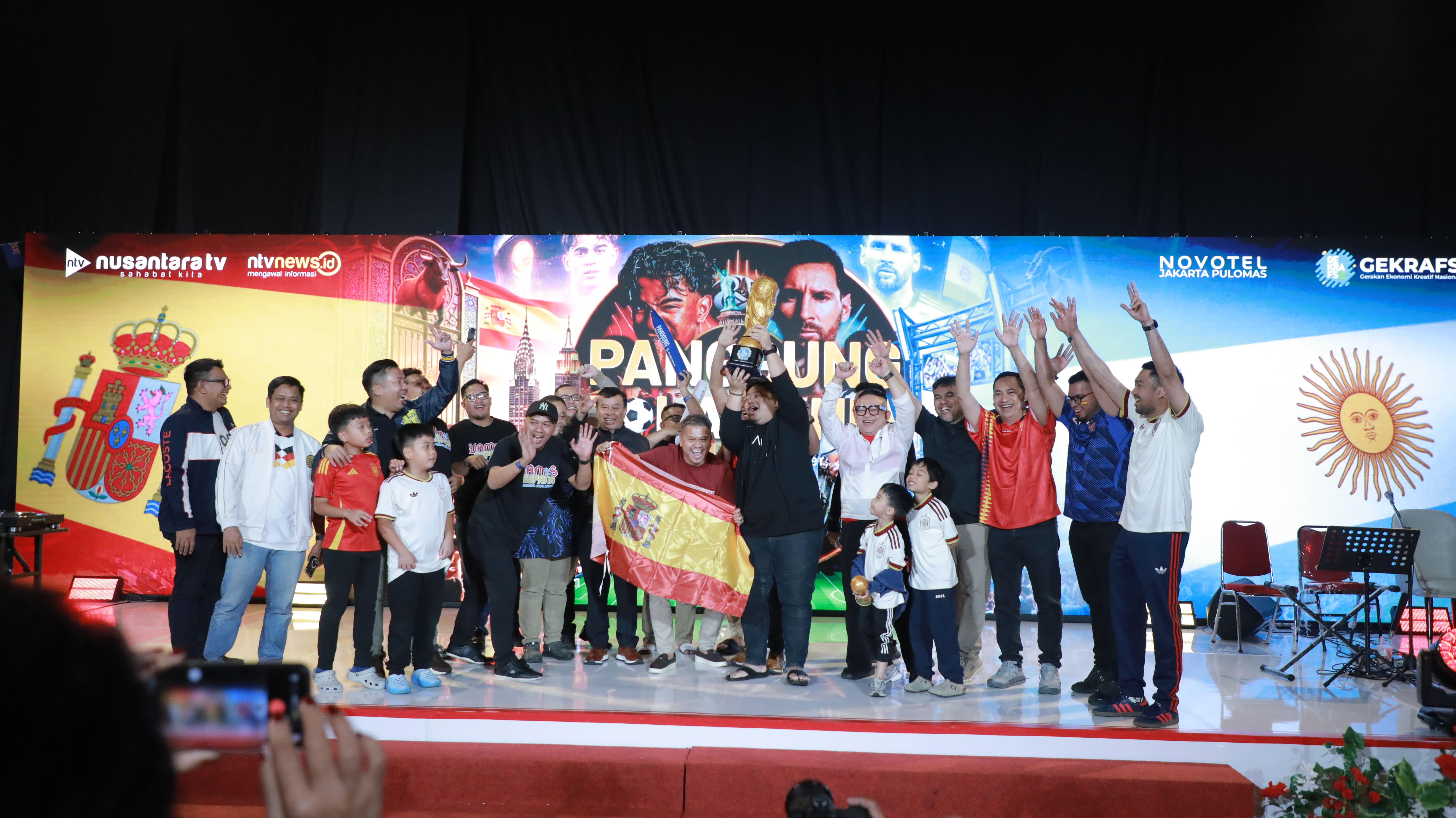MOMEN NOBAR PANGGUNG BOLA DUNIA