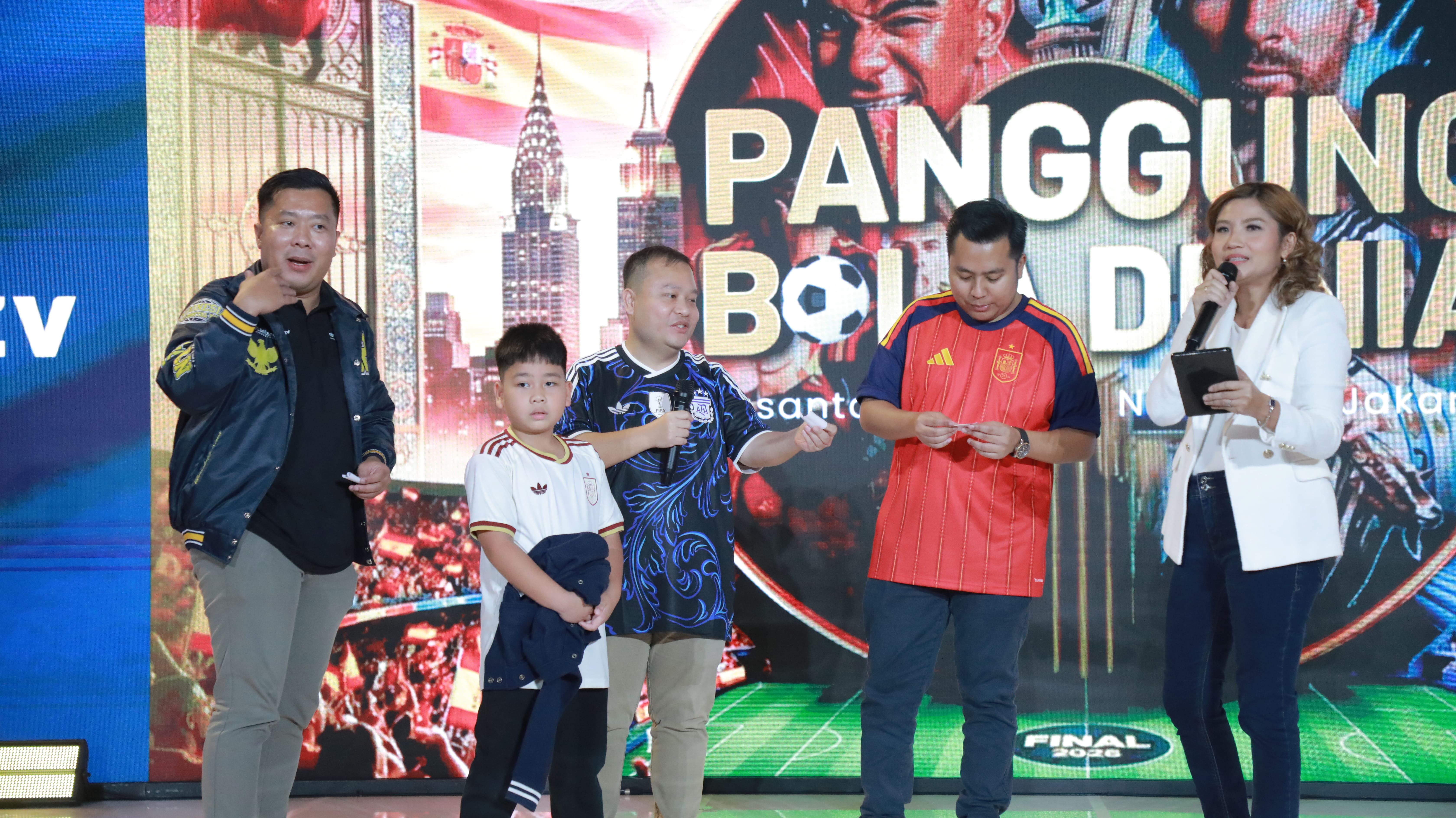 MOMEN NOBAR PANGGUNG BOLA DUNIA