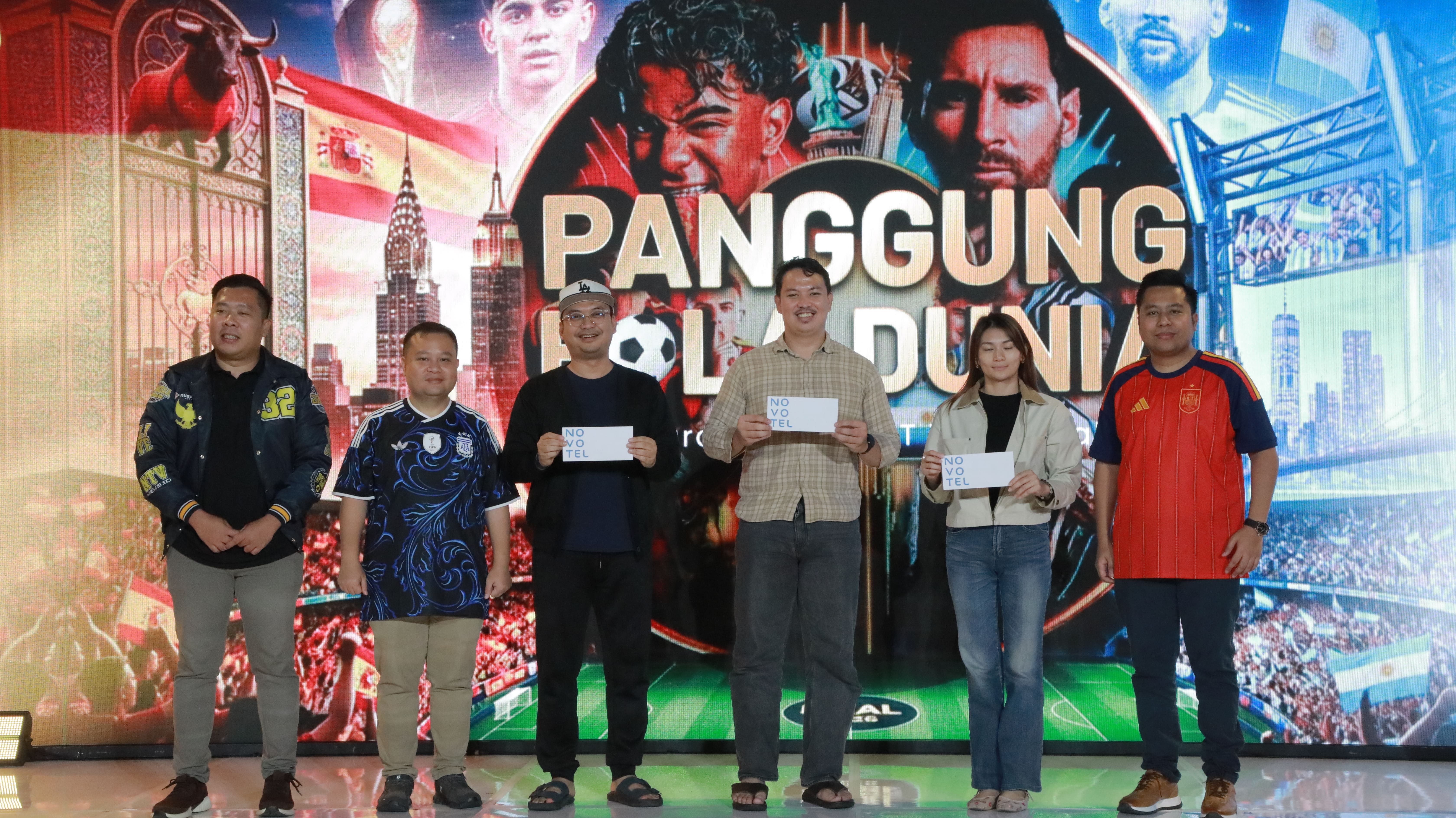 MOMEN NOBAR PANGGUNG BOLA DUNIA
