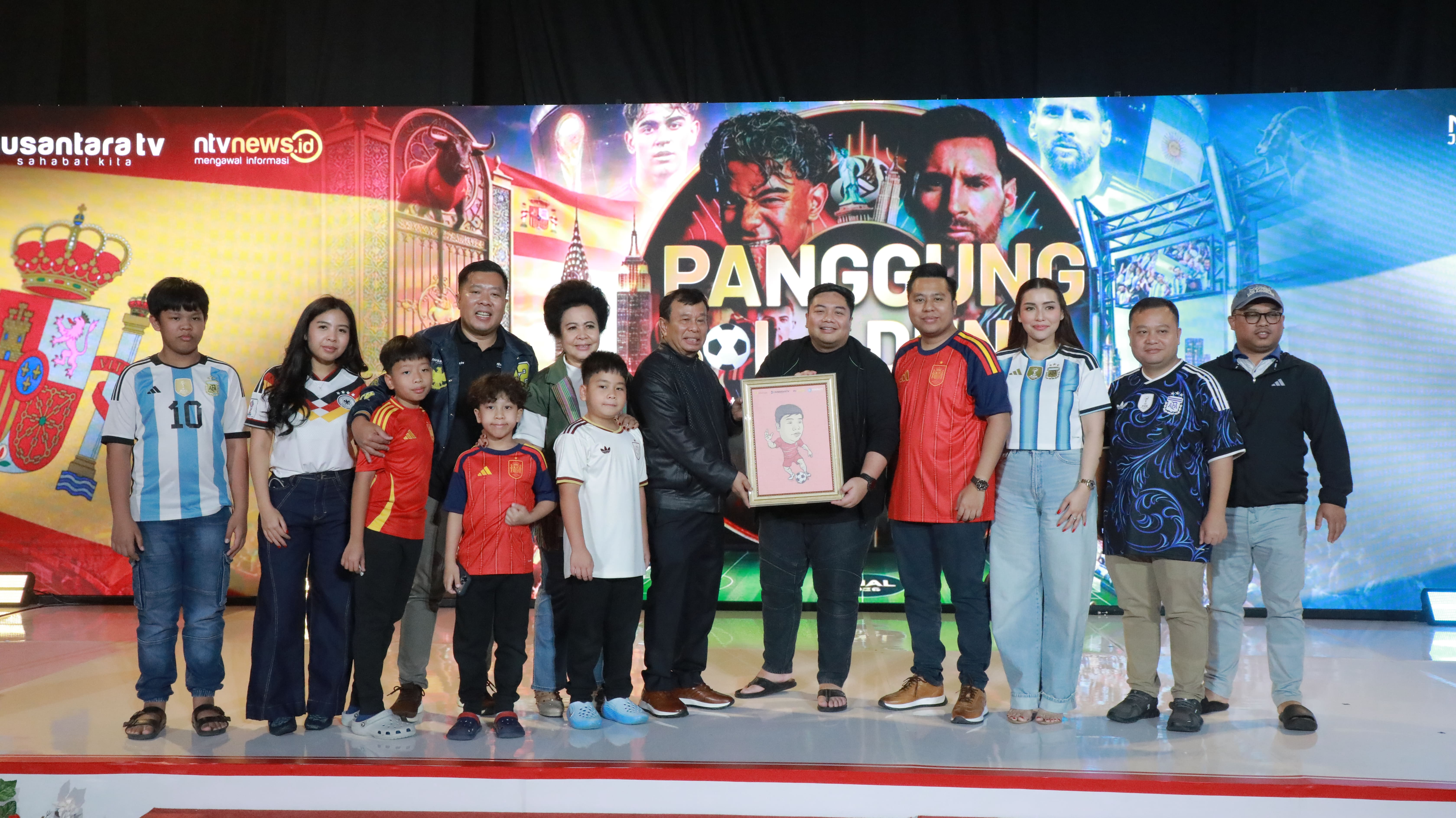 MOMEN NOBAR PANGGUNG BOLA DUNIA