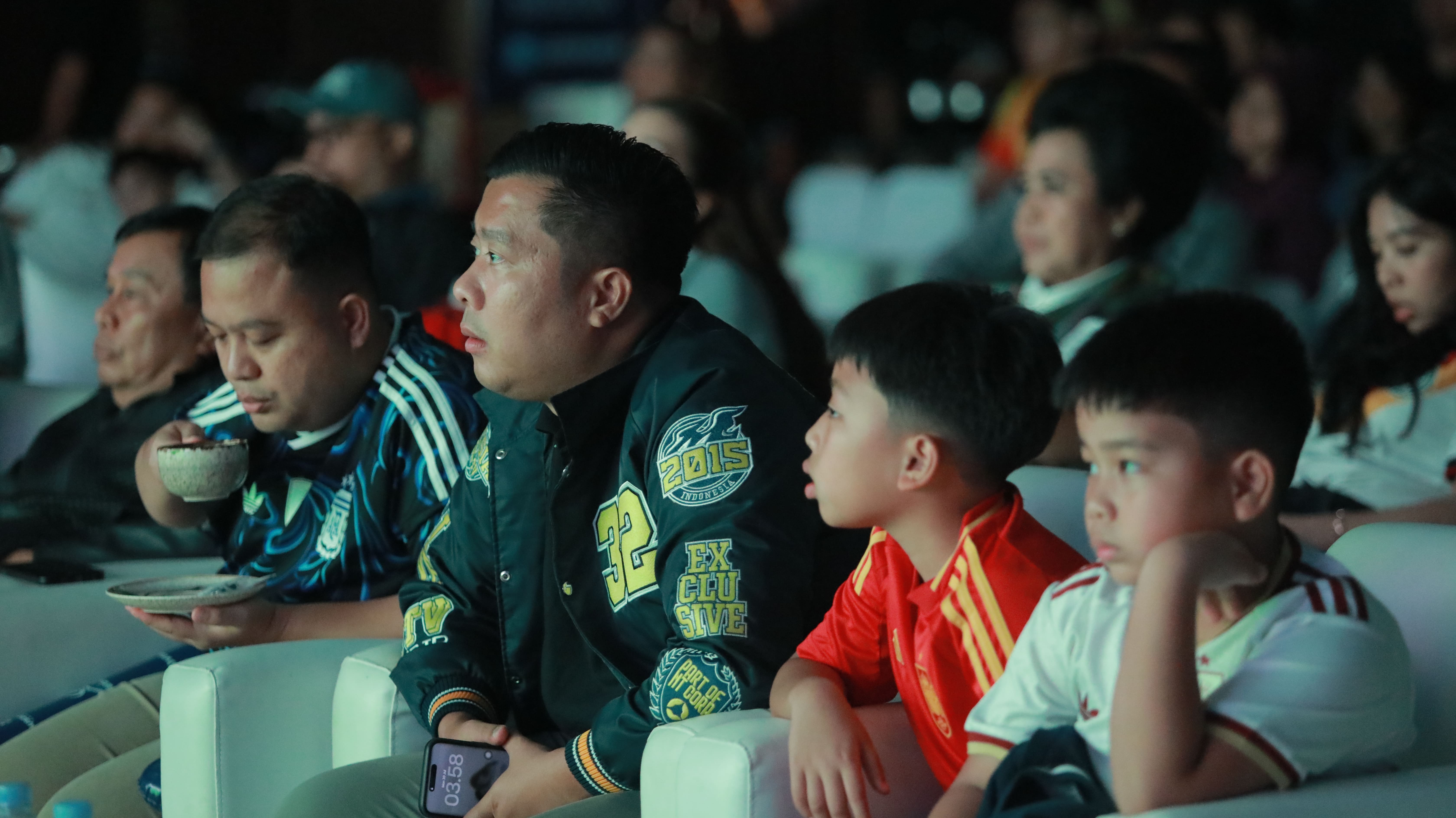 MOMEN NOBAR PANGGUNG BOLA DUNIA