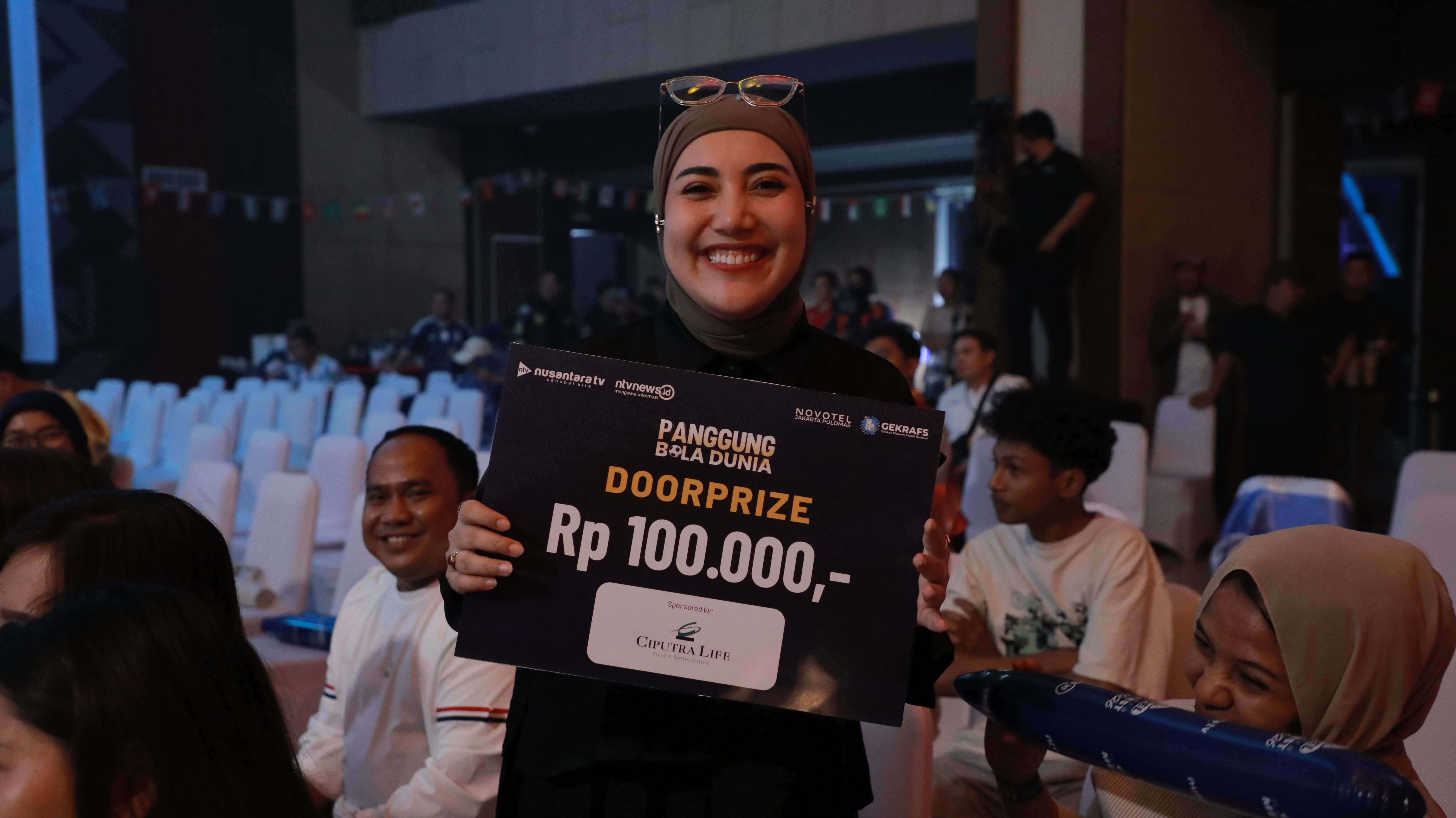 MOMEN NOBAR PANGGUNG BOLA DUNIA