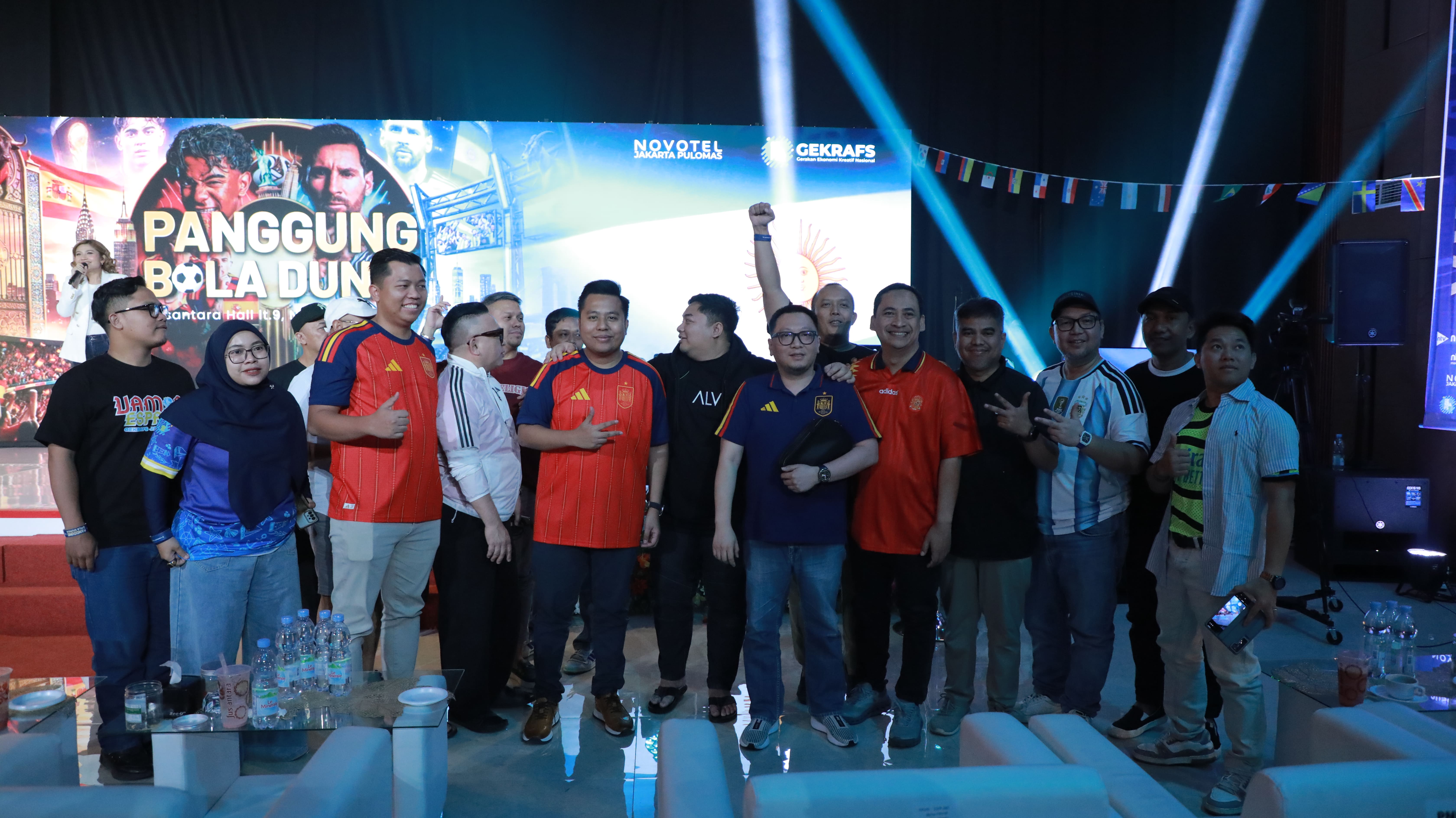 MOMEN NOBAR PANGGUNG BOLA DUNIA