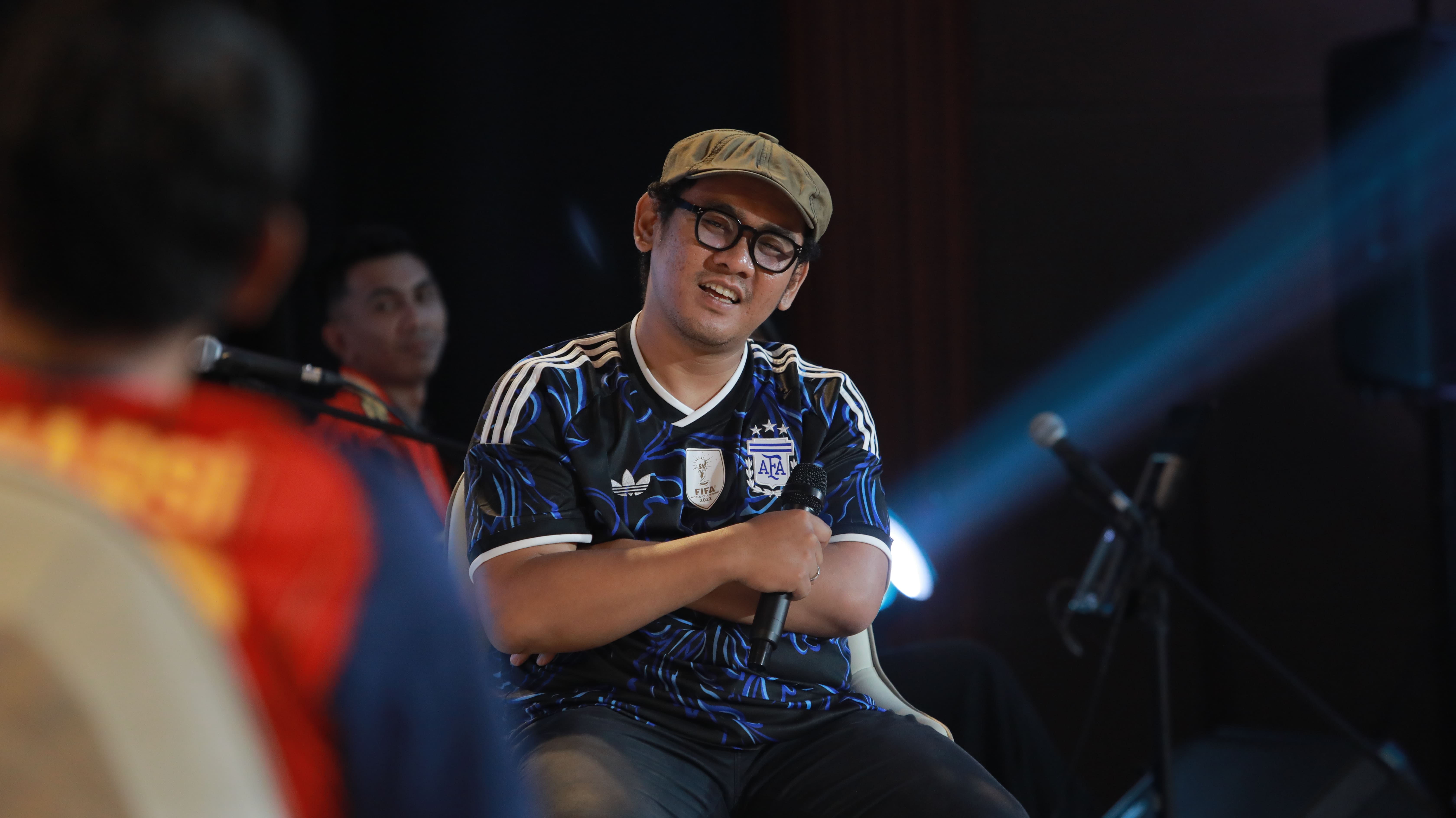 MOMEN NOBAR PANGGUNG BOLA DUNIA
