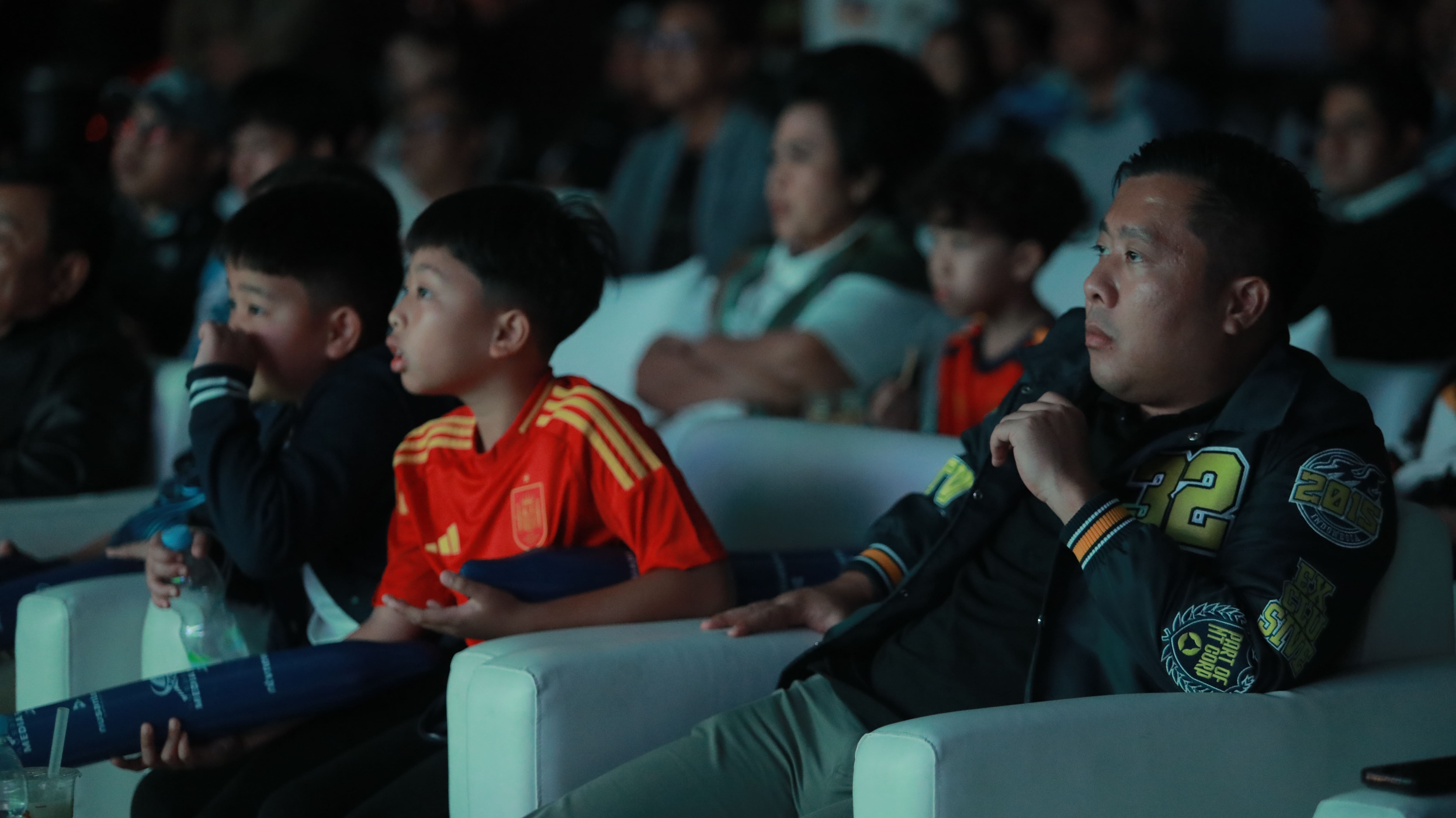 MOMEN NOBAR PANGGUNG BOLA DUNIA